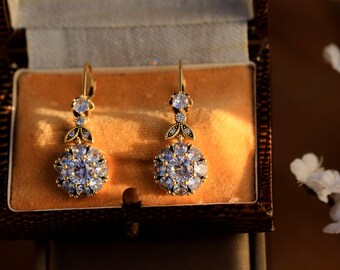 Boucles D'oreilles Dorées Vieillies Style Art Déco - Feuille Avec CZ, Dormeuses