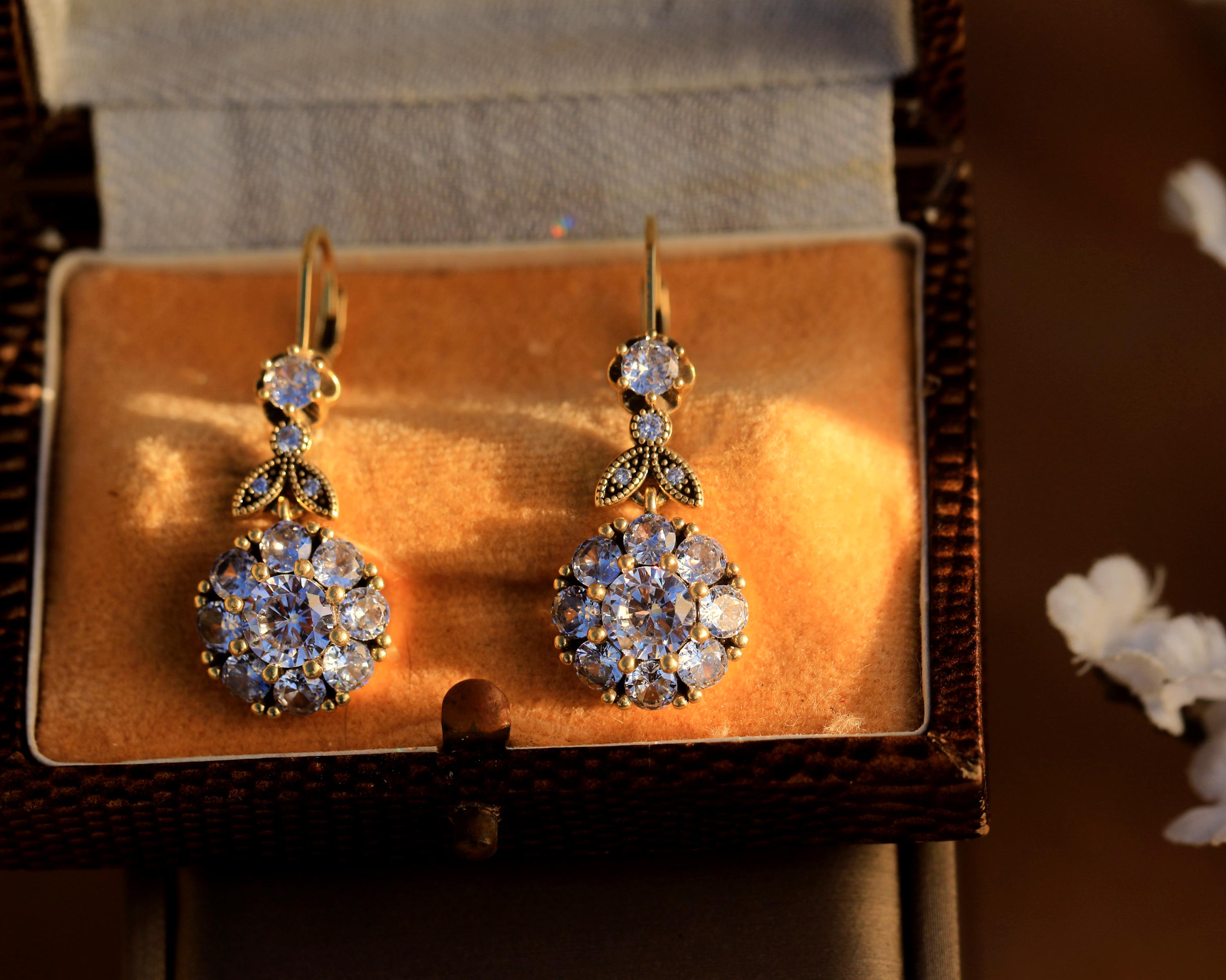 Boucles D'Oreilles Dormeuses Doré Antique - Style Belle Époque Floral Avec CZ Vert - Rétro - Neuf