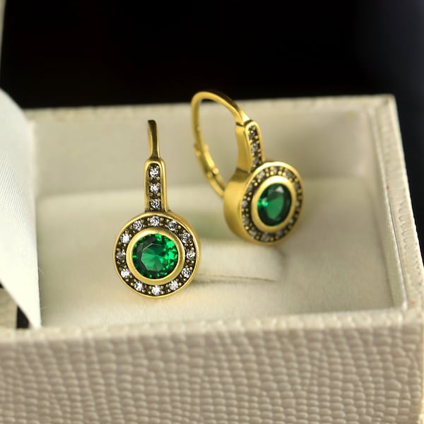 Magníficos Boucles d'oreilles Belle époque Dormeuse Vermeil Mat Sterling Argent 925 Petit Rond Serti CZ Vert Emeraude Estilo vintage 1900s Léger