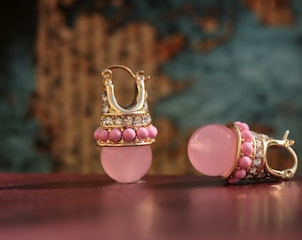 Boucles d'oreilles Art Déco Dormeuses Doré Antique Perle de Calcédoine Rose Pierre de Lune Syn. Agate blanche Mini Perle Style vintage