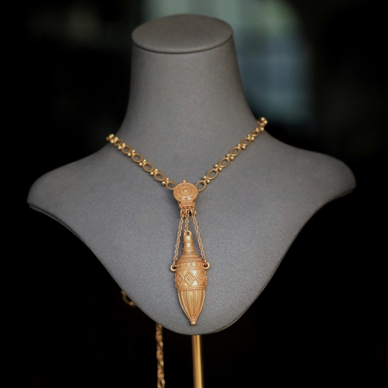SUPERBE PENDENTIF DAUPHIN PLAQUE OR