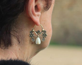 Superbe Boucles d'oreilles Doré Belle Epoque Dormeuses Créole Floral Feuille Magnolia en Nacre Blanche Sculptée Vintage Style 1900s
