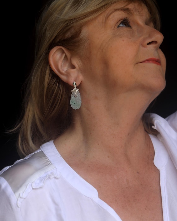 Boucles D'oreilles Art Déco Argentées – Motif Lys Et Strass Verts, Style 1920s