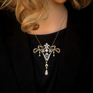 Superbe Broche & Collier Doré Gros Pendentif Dentelle Belle Époque Serti CZ Blanc Vraie Perle Blanche Edwardien Vintage Style 1890-tal Mariage bild 5