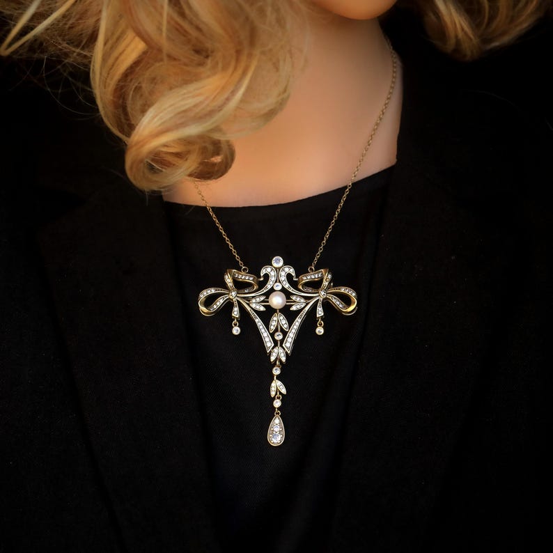 Superbe Broche & Collier Doré Gros Pendentif Dentelle Belle Époque Serti CZ Blanc Vraie Perle Blanche Edwardien Vintage Style 1890-tal Mariage bild 5
