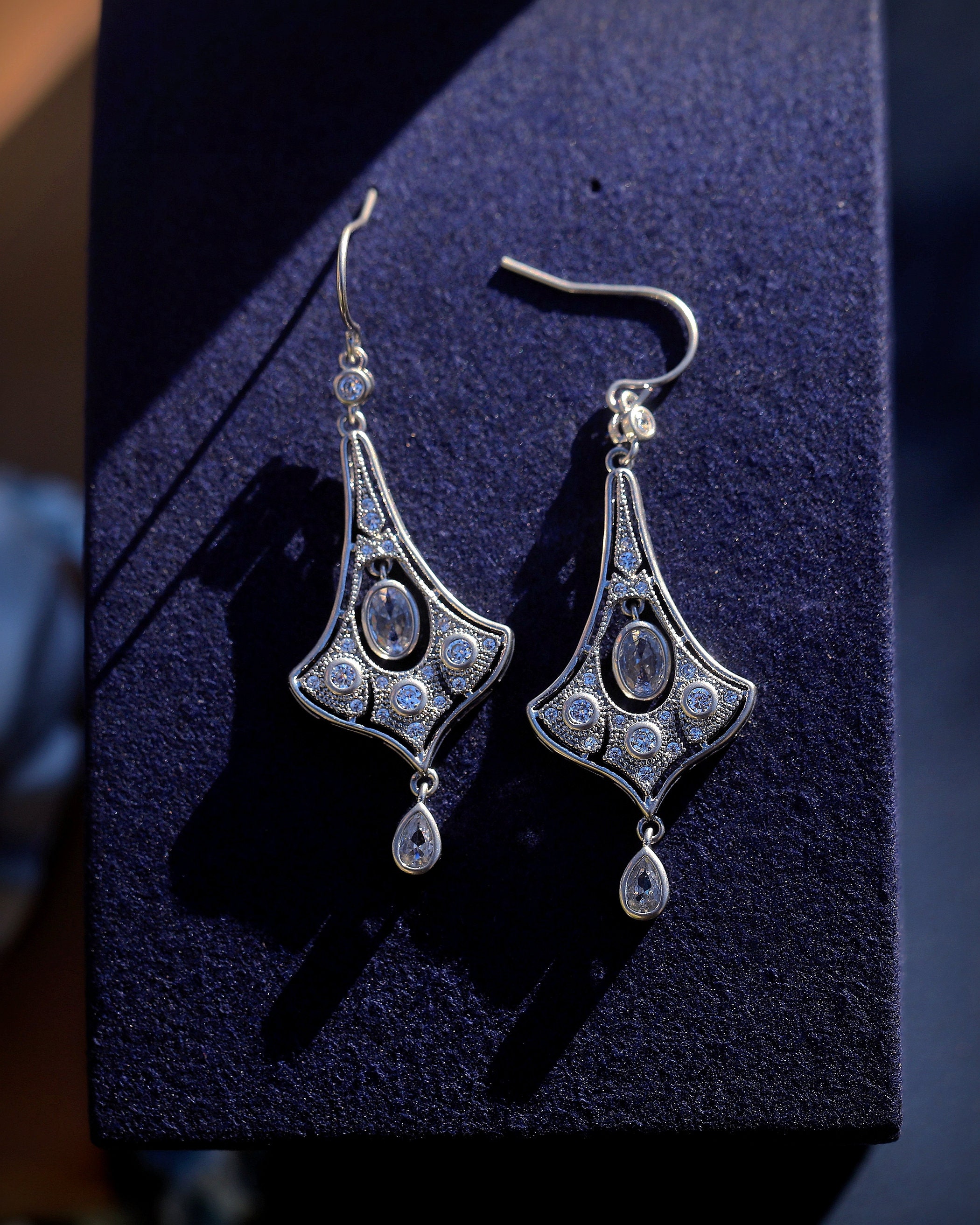 Boucles D'oreilles Vintage à Crochet Avec Pampille Et Perle Blanche Baroque - Modèle 747