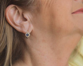 Superbe Boucles d'oreilles Art Déco Dormeuses Doré Antique Petit Rond Floral Serti de CZ Bleu Saphir Vintage Style 1920s Mariage Légeres
