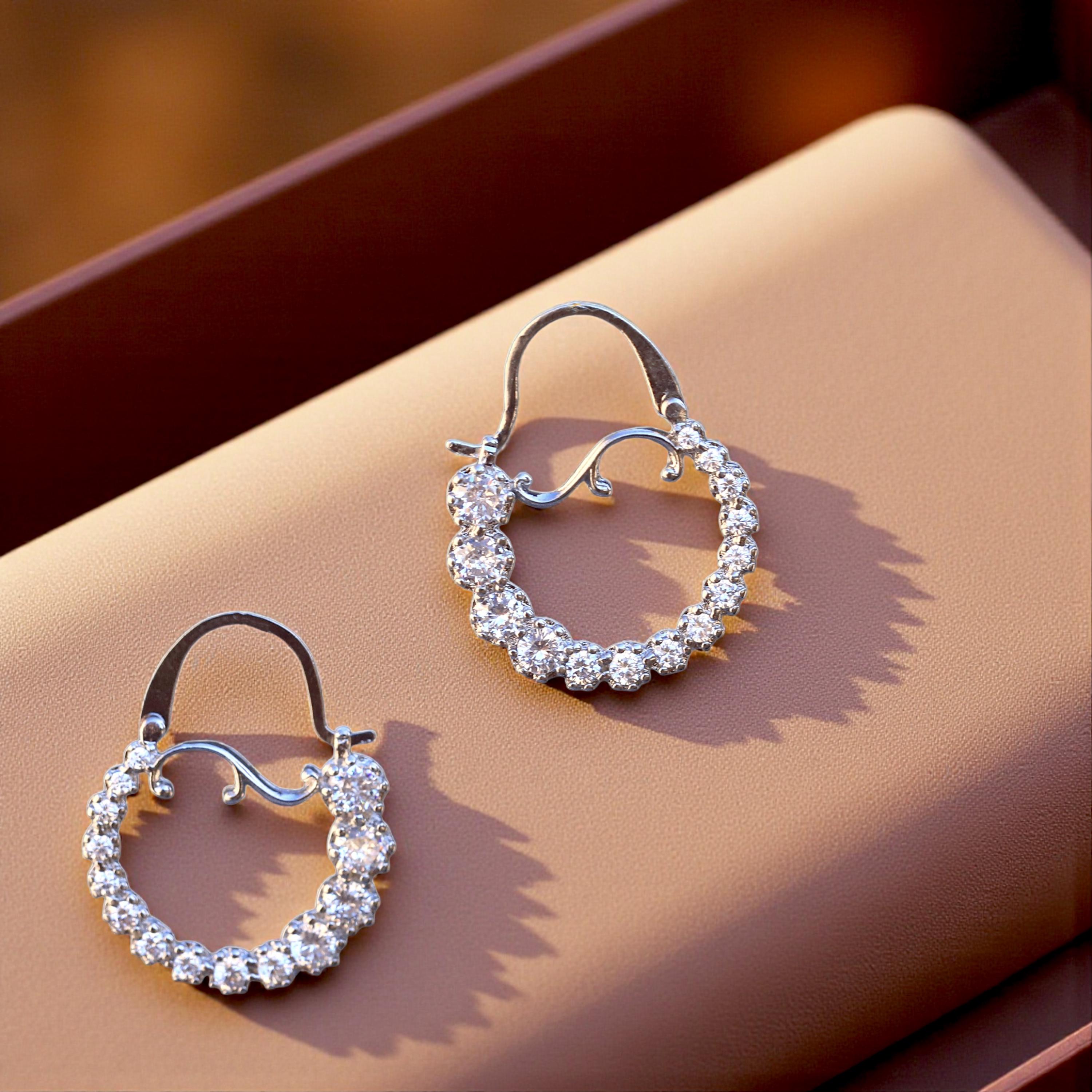 Boucles D'oreilles Créoles Dorées Vieillies Avec CZ Vert - Style Art Nouveau - Neuf Sans Emballage