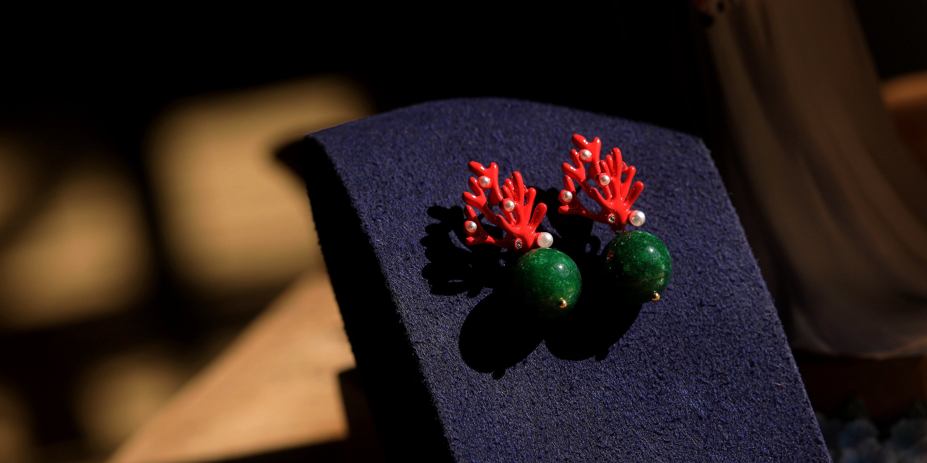 Boucles D'oreilles Clip Non Percées Pendantes En Corail, émail Rouge Et Jade Vert - Modèle DZ1