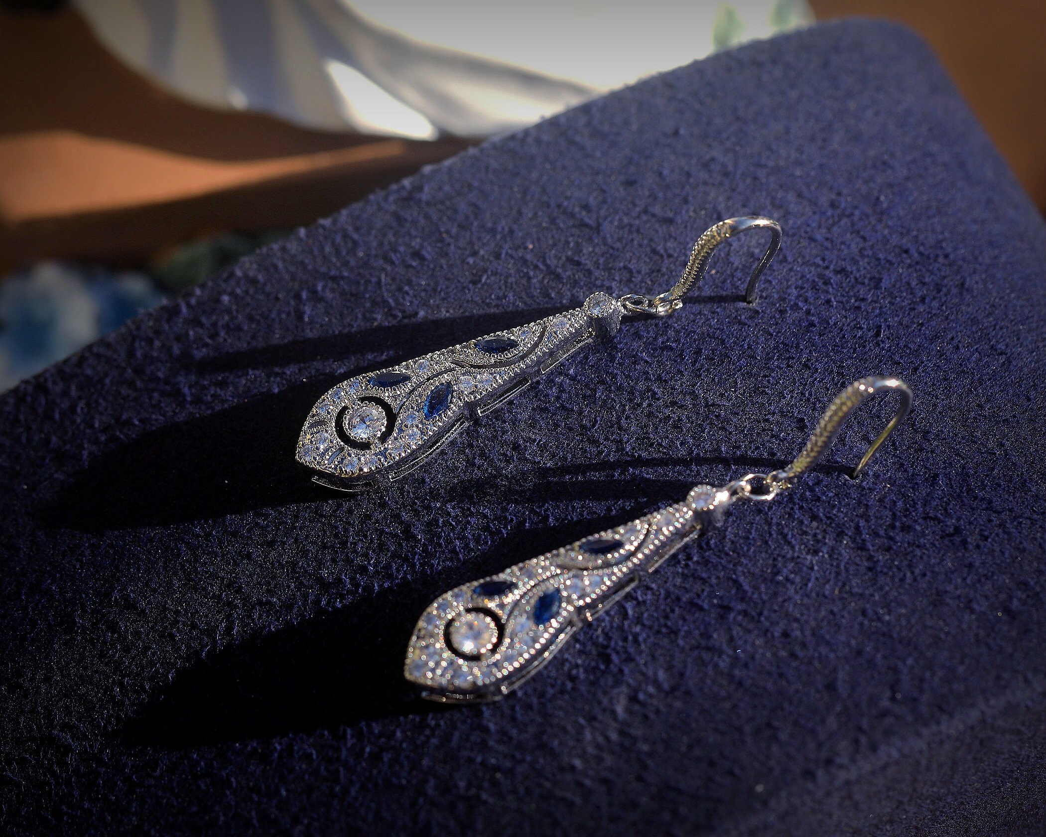 Boucles D'oreilles Pendantes Crochet Argenté Style Belle Époque - Goutte Sertie De CZ Vert - Neuf Sans Emballage