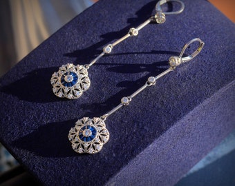 Boucles d'oreille Dormeuses Clip on Pinces Long Fin Rond Floral Serti CZ Bleu Saphir Baguette Vintage Style 1920s Mariage Rhodié Vieilli