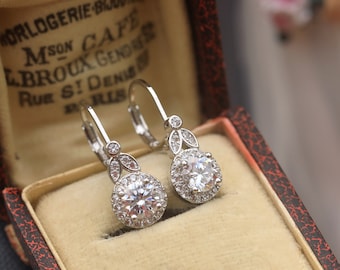 Boucles d'oreilles Belle Epoque Petit Dormeuses Rond Floral Feuille Serti CZ Blanc Discret Vintage Style 1900s Mariage Rhodié Doré Légère