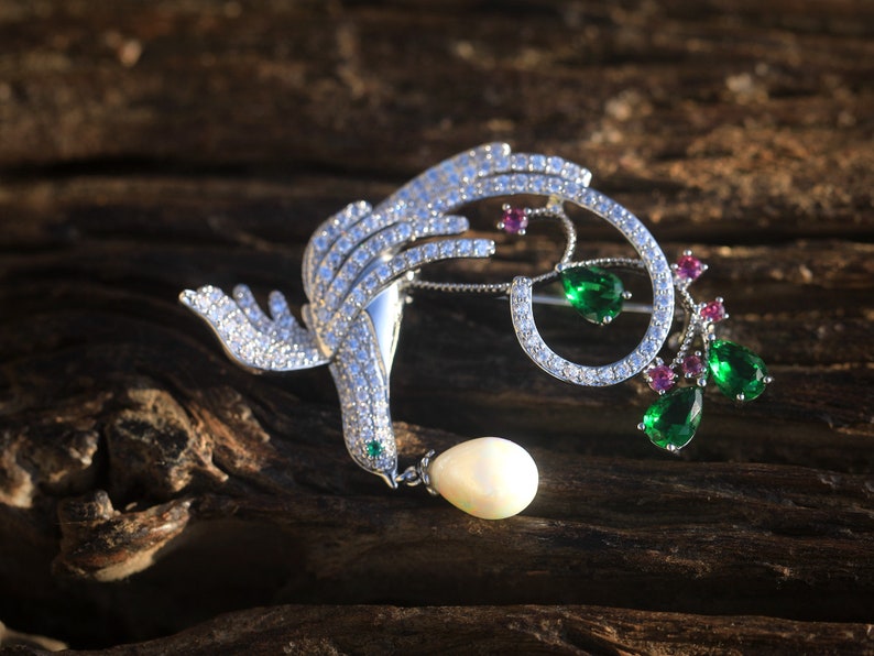 Broche Art D\u00e9co Oiseau Phoenix Avec Une Fausse Perle Blanche Cristal CZ Vert Emeraude Dentelle 1920s Vintage Style Mariage Plaqu\u00e9 Or Blanc