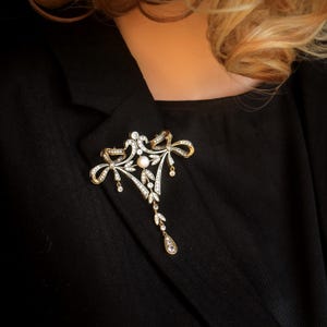 Superbe Broche & Collier Doré Gros Pendentif Dentelle Belle Époque Serti CZ Blanc Vraie Perle Blanche Edwardien Vintage Style 1890-tal Mariage bild 7