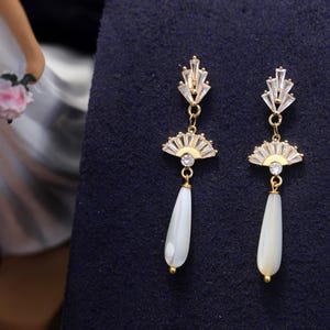 Superbe Boucles d'Oreilles Art Déco Clous Floral Eventaile Serti CZ Baguette Goutte Nacre Elegant  Fin Mariage Vintage Style Plaqué Rhodié
