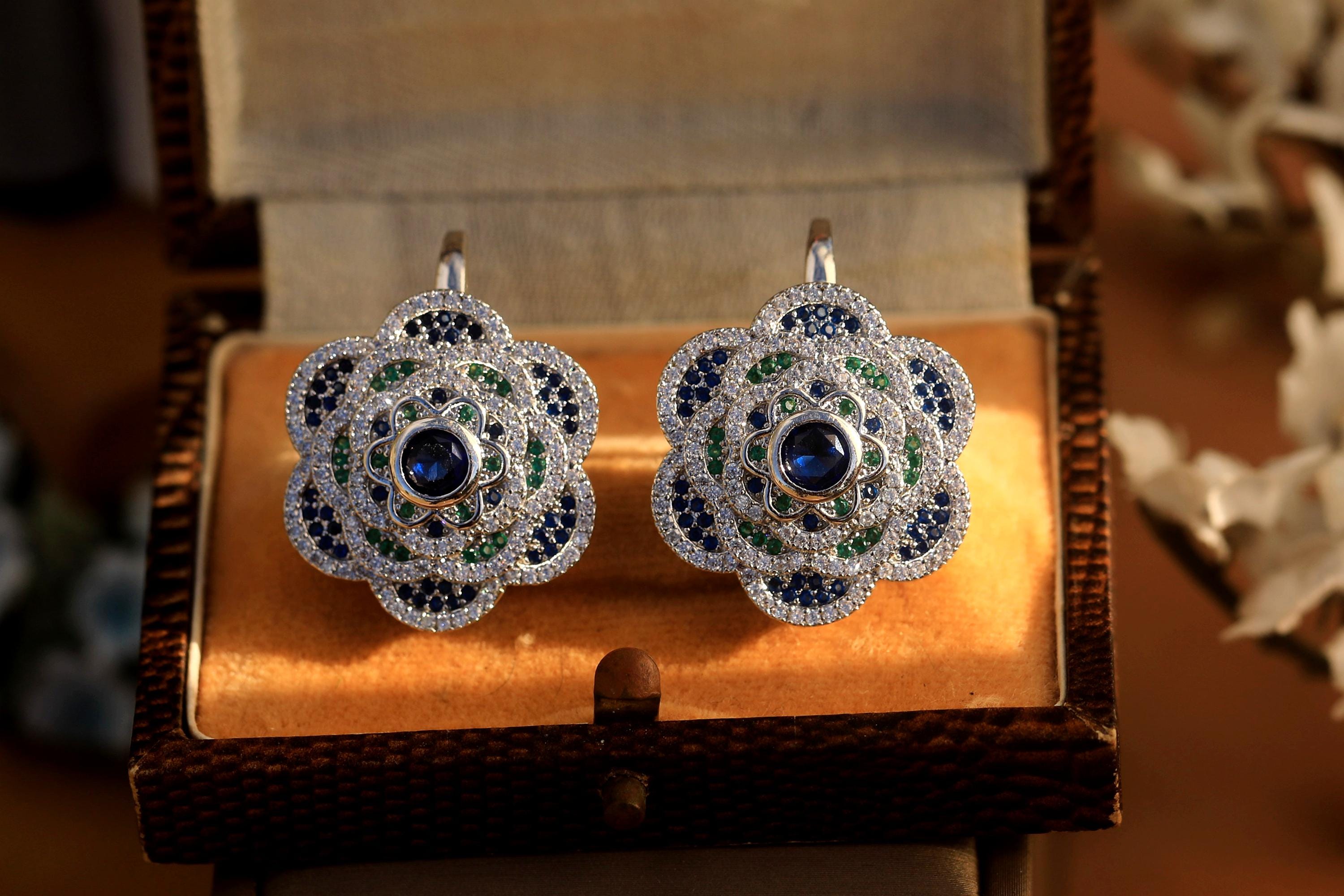 Boucles D'oreilles Dormeuses Doré Avec Fleur Et CZ Blanc - Sans Marque, Neuves Sans Emballage