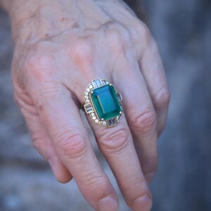 Bague En Plaqué Rhodié Avec Pierre Verte Taille émeraude - Modèle élégant Et Abordable