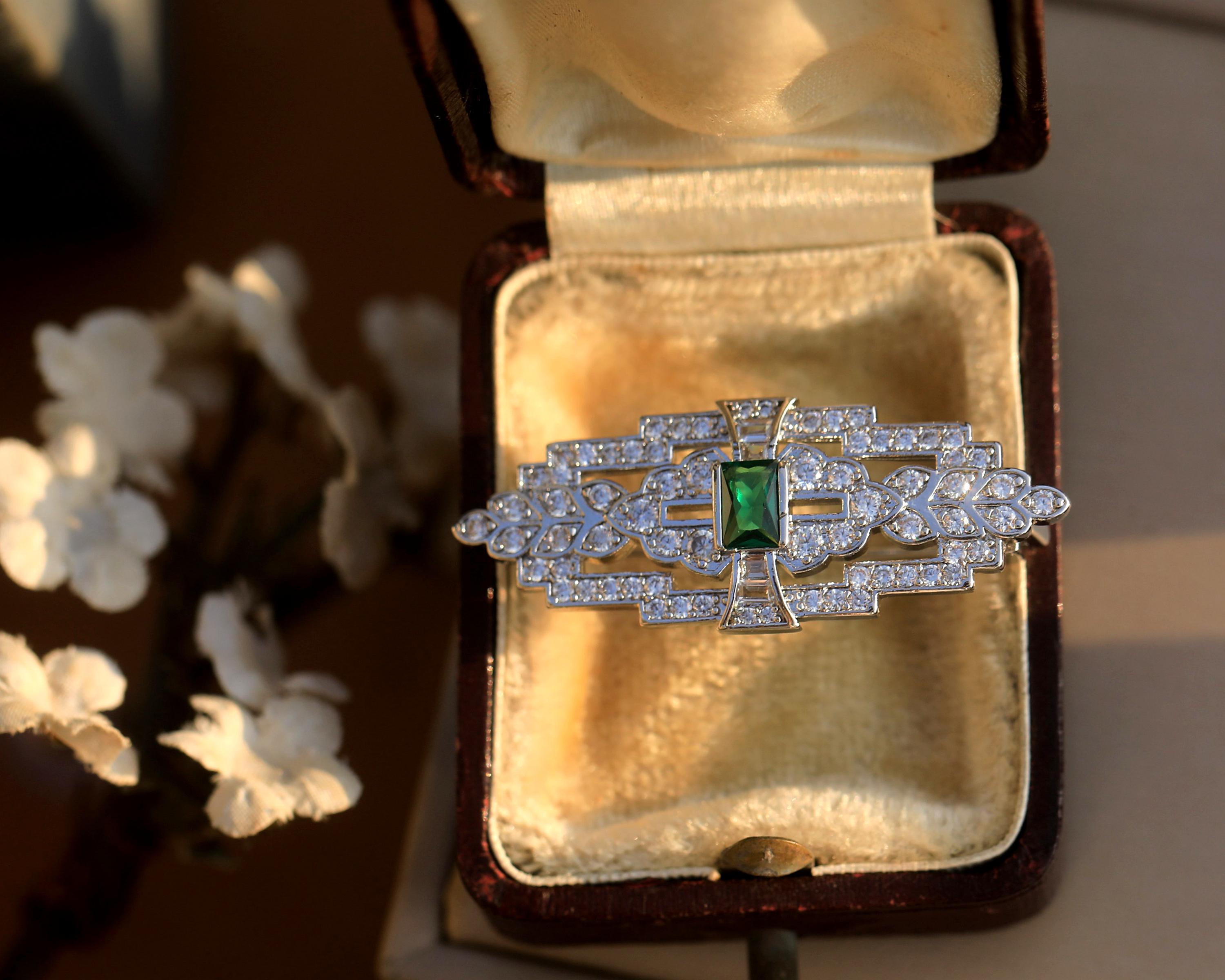 Petite Broche Argentée Style Belle Époque - Motif Dentelle Floral Et Laurier Avec CZ Vert