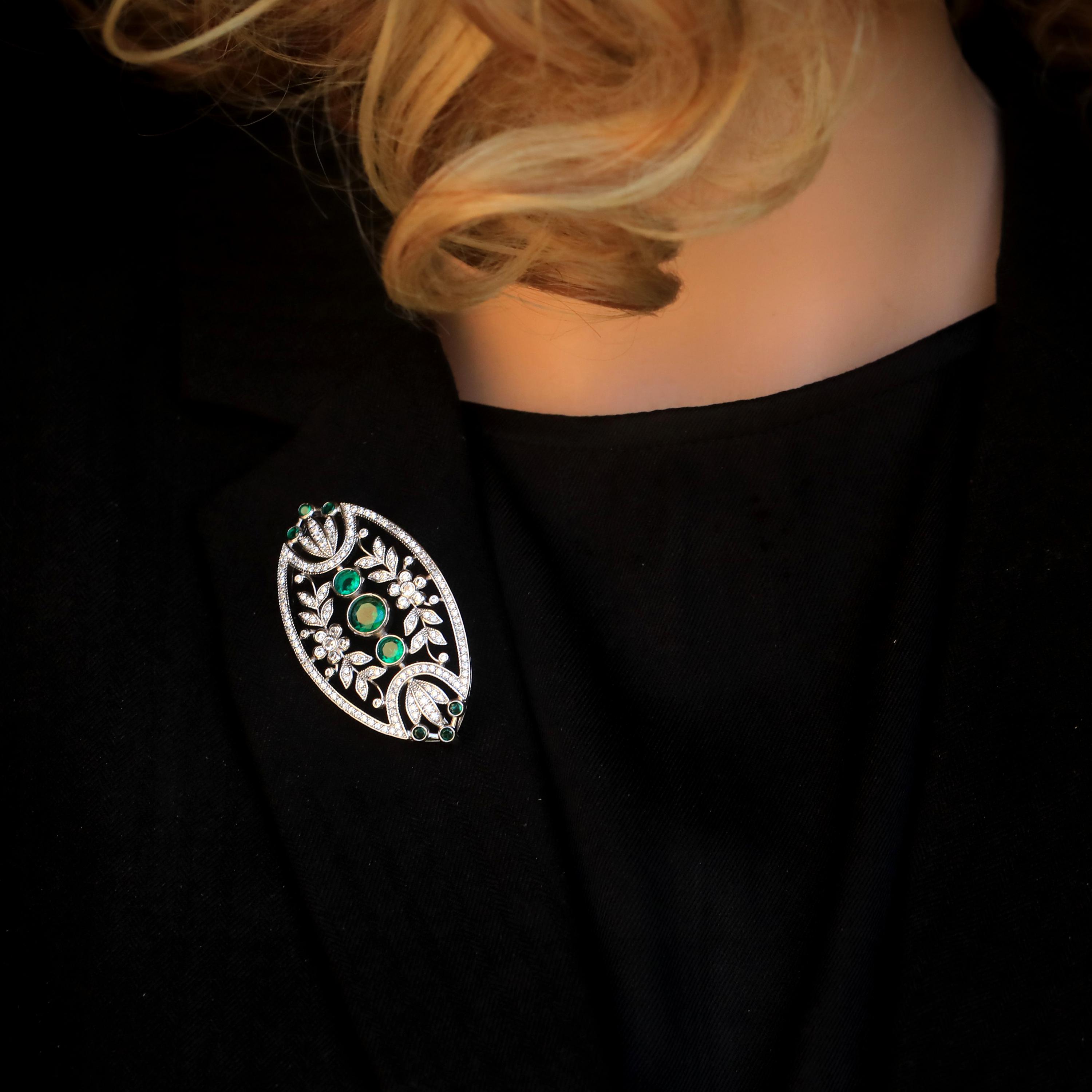 Broche Argentée Style Belle Époque – Nœud Papillon Dentelle Avec Cristaux Blancs