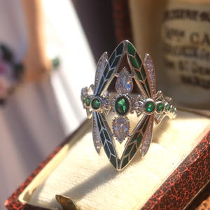 Superbe Bague Réglable Art Nouveau Argenté Doré Antique Insecte Libellule Serti CZ Vert Emeraude Email Vert Vintage Style 1900s Mariage
