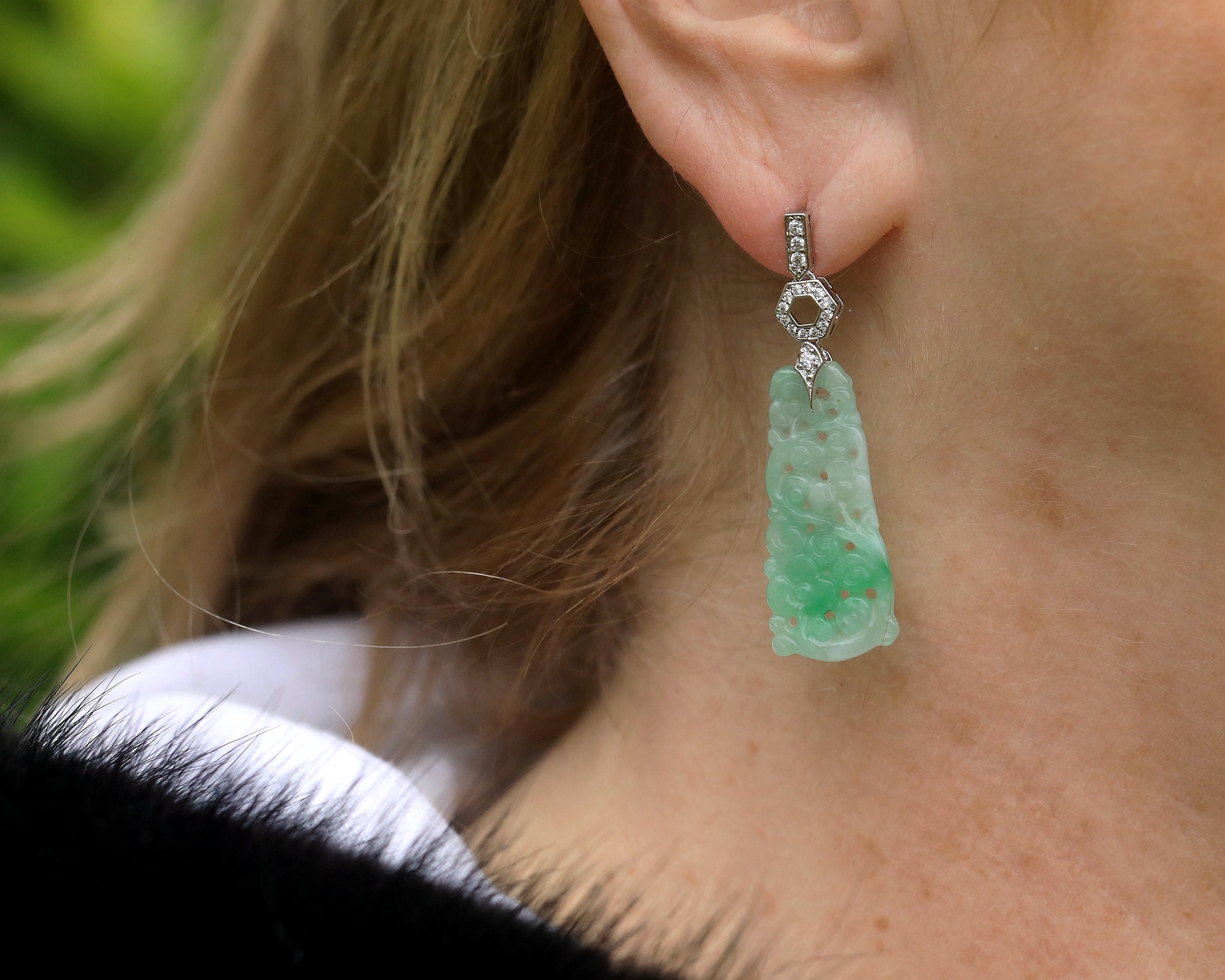 Boucles D'oreilles Clous Dorés Sertis De CZ Noir Et Jade Floral Sculpté - Style Art Déco