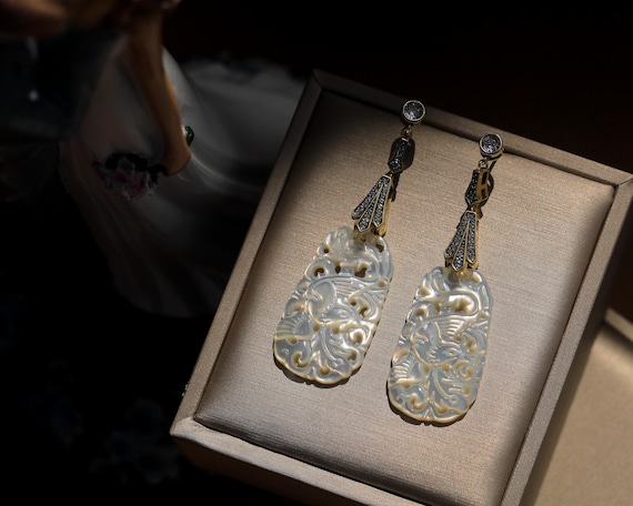 Boucles d'Oreilles Clous Clip on Art Déco Argenté Doré Serti de CZ Nacre Blanche Sculptée Oiseau Vintage Style 1920s Great Gatsby Mariage