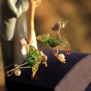 Superbe Boucles d'Oreilles Grosse Doré Art Nouveau Fleur Feuille de Lotus Émail Vert Serti CZ Rouge Rubis Vraie Perle Blanche Vintage Style
