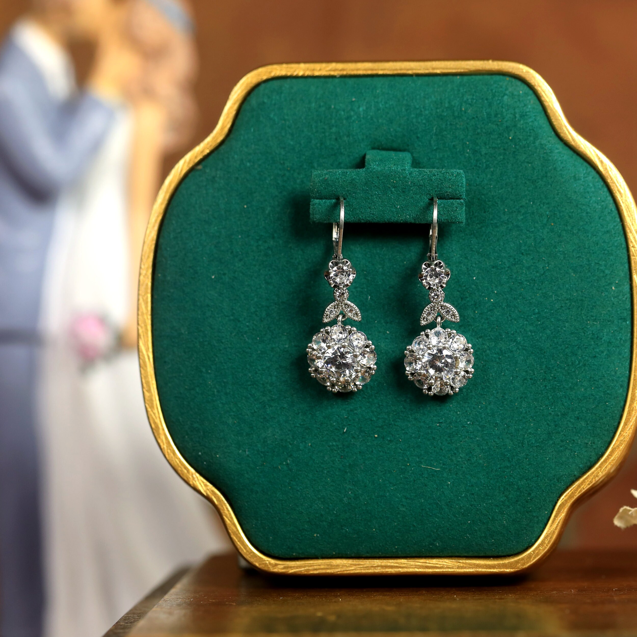 Boucles D'oreilles Art Déco Argentées – Motif Floral Lys – Serti CZ Bleu – Années 1920 – Mariage – SA1
