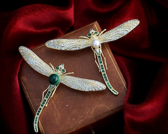 Superbe Broche Art Déco Doré Insekt Libellule Serti de CZ Blanc Vert Emeraude Vrai Perle Malachite Vert Elegante 1920er Jahre Vintage Style Mariage