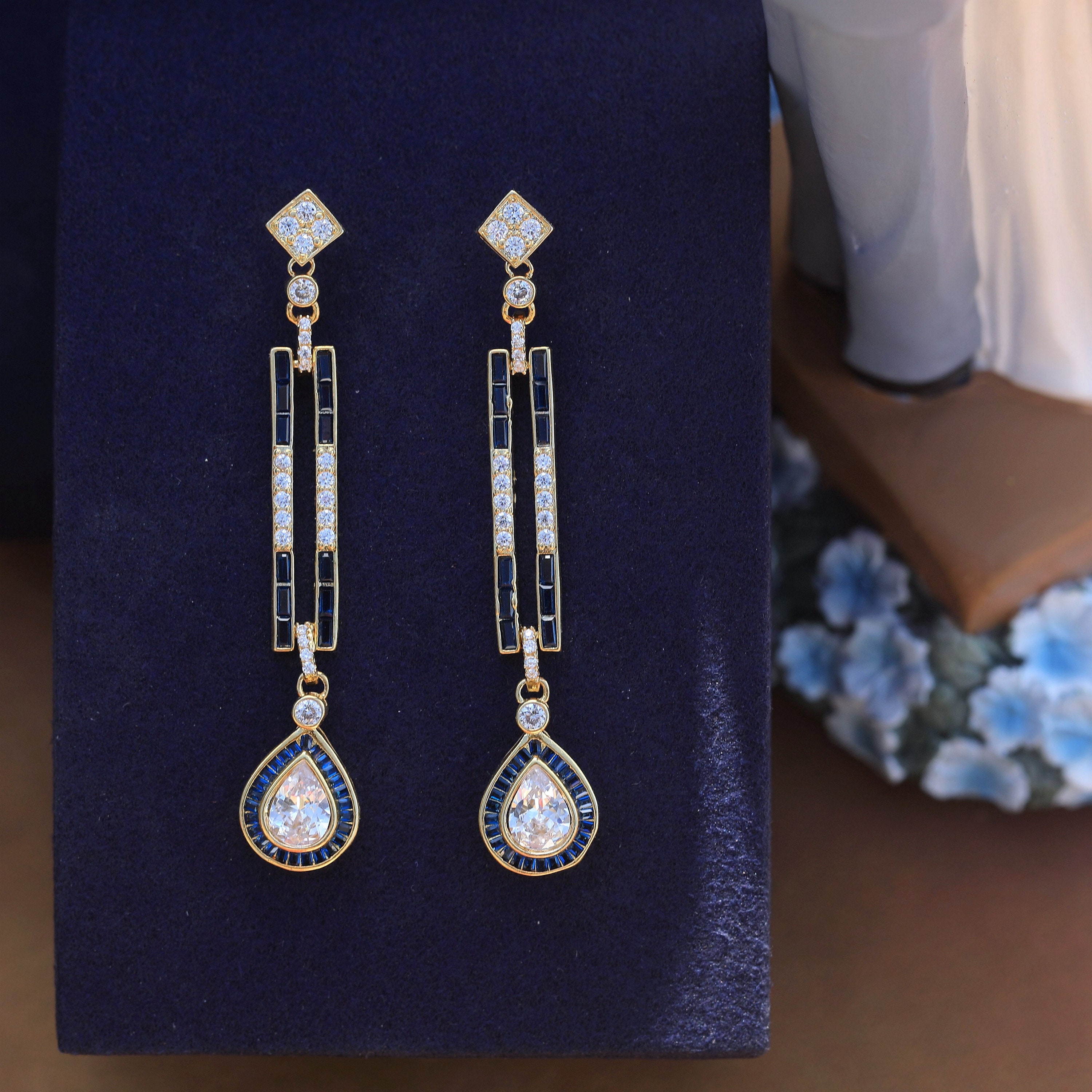 Boucles D'Oreilles Clip Géométrique Art Déco - Gros Modèle Long Doré Avec Strass Bleu - Neuf