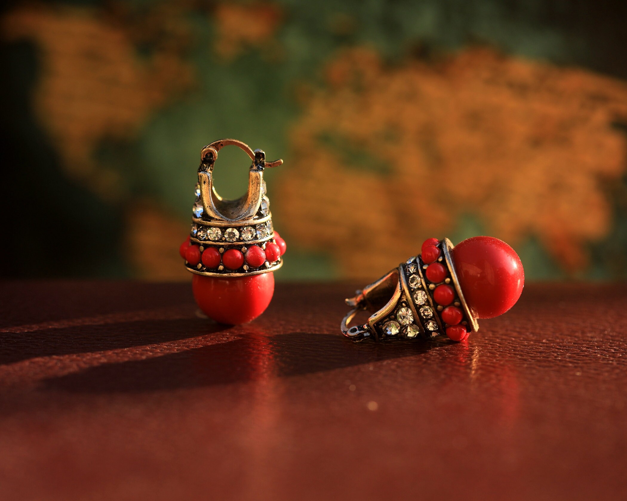 Boucles D'Oreilles Dormeuses Doré - CZ Goutte, Verre Rouge/Vert, Laiton (Neuf Sans Emballage)