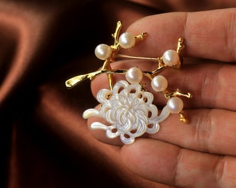 Super Broche & Pendentif Jugendstil Une Branche de Fleur Perle de Kultur Nacre Blanche Sculptée Chrysanthème Mariage Vintage Style