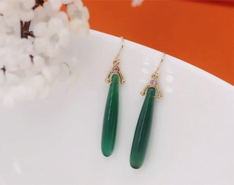 Boucles D’oreilles Doré Mat Style Art Nouveau – Feuille Sertie De CZ Bleu