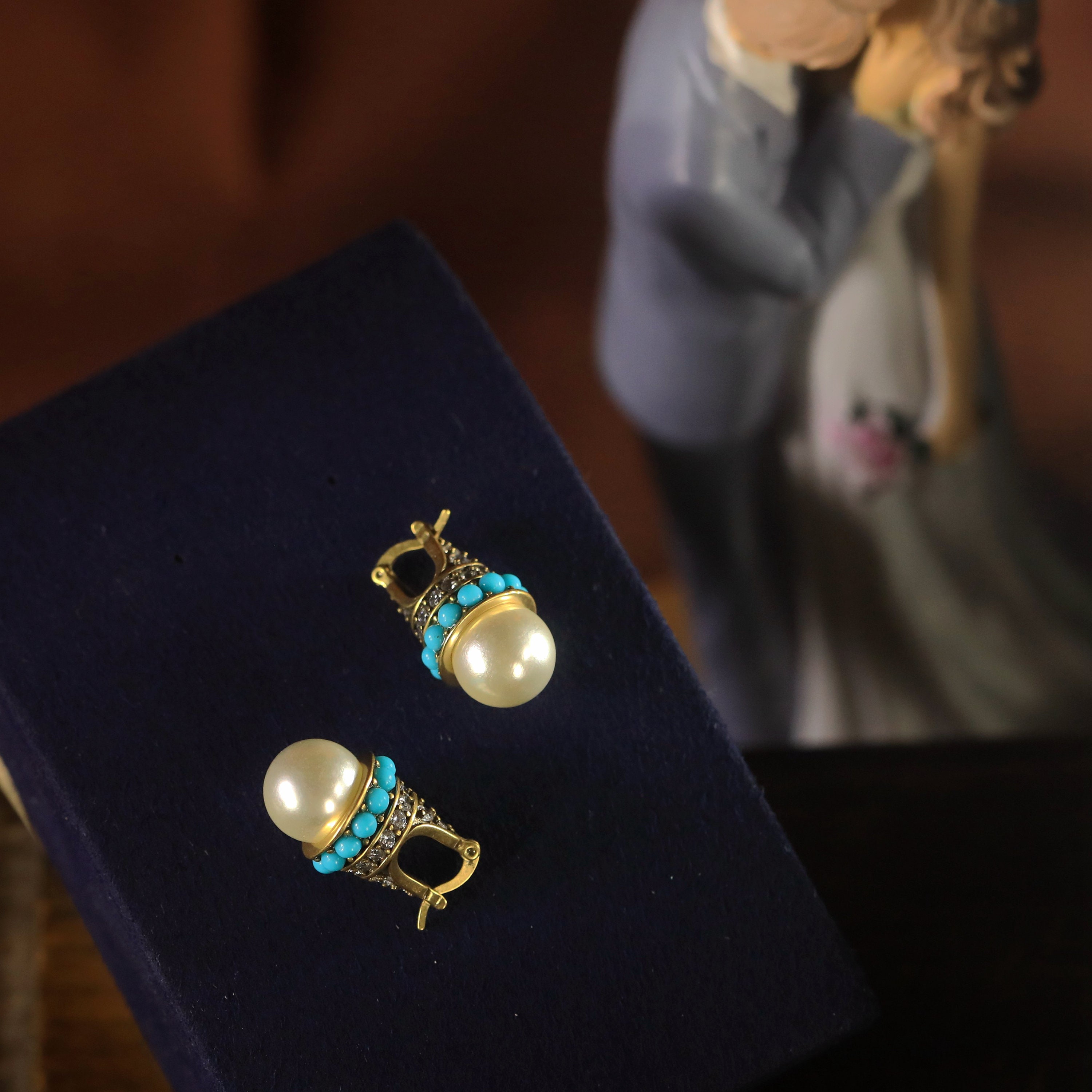 Boucles D’oreilles Dormeuses Dorées – Perle Blanche Et Turquoise