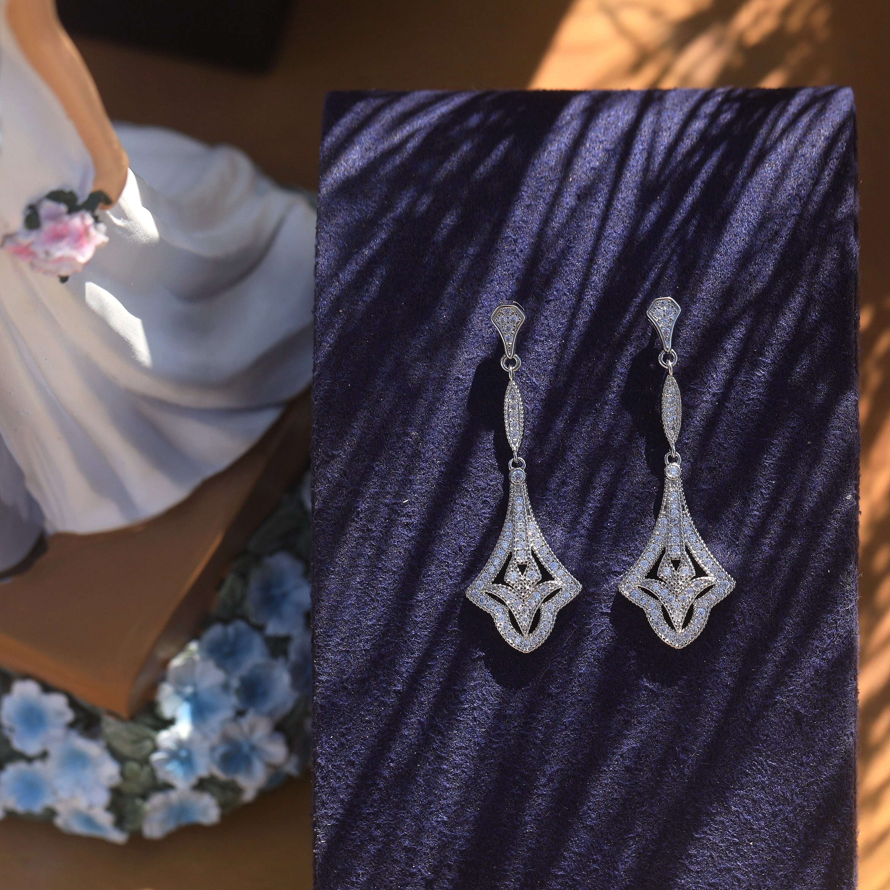 Boucles D'oreilles Art Déco Argentées – Motif Floral Lys – Serti CZ Bleu – Années 1920 – Mariage – SA1