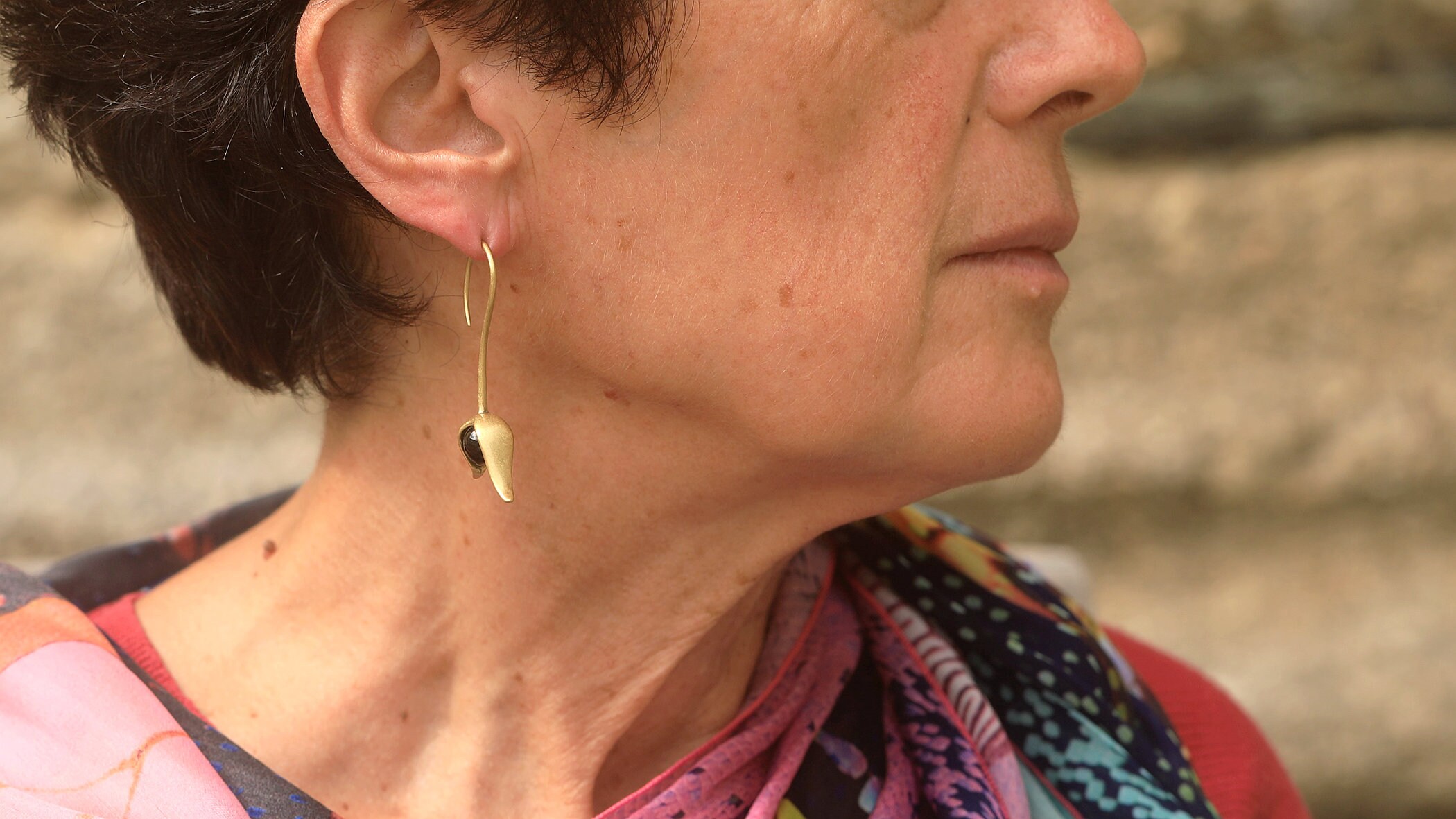 Boucles D'oreilles Longues Crochet – Pétale Doré Avec Perle Et CZ Rouge – Style Art Nouveau