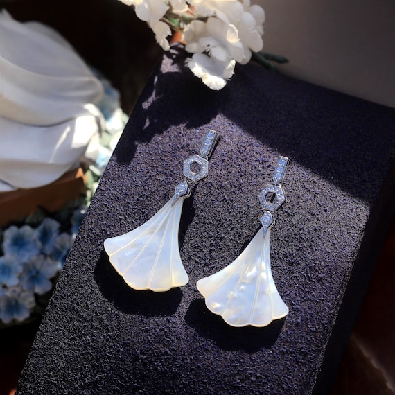 Superbe Boucles d'oreilles Clous Hexagone Serti de CZ Argenté Doré Plaqué Or Nacre Eventail Blanche Vintage Style 1920s Mariage