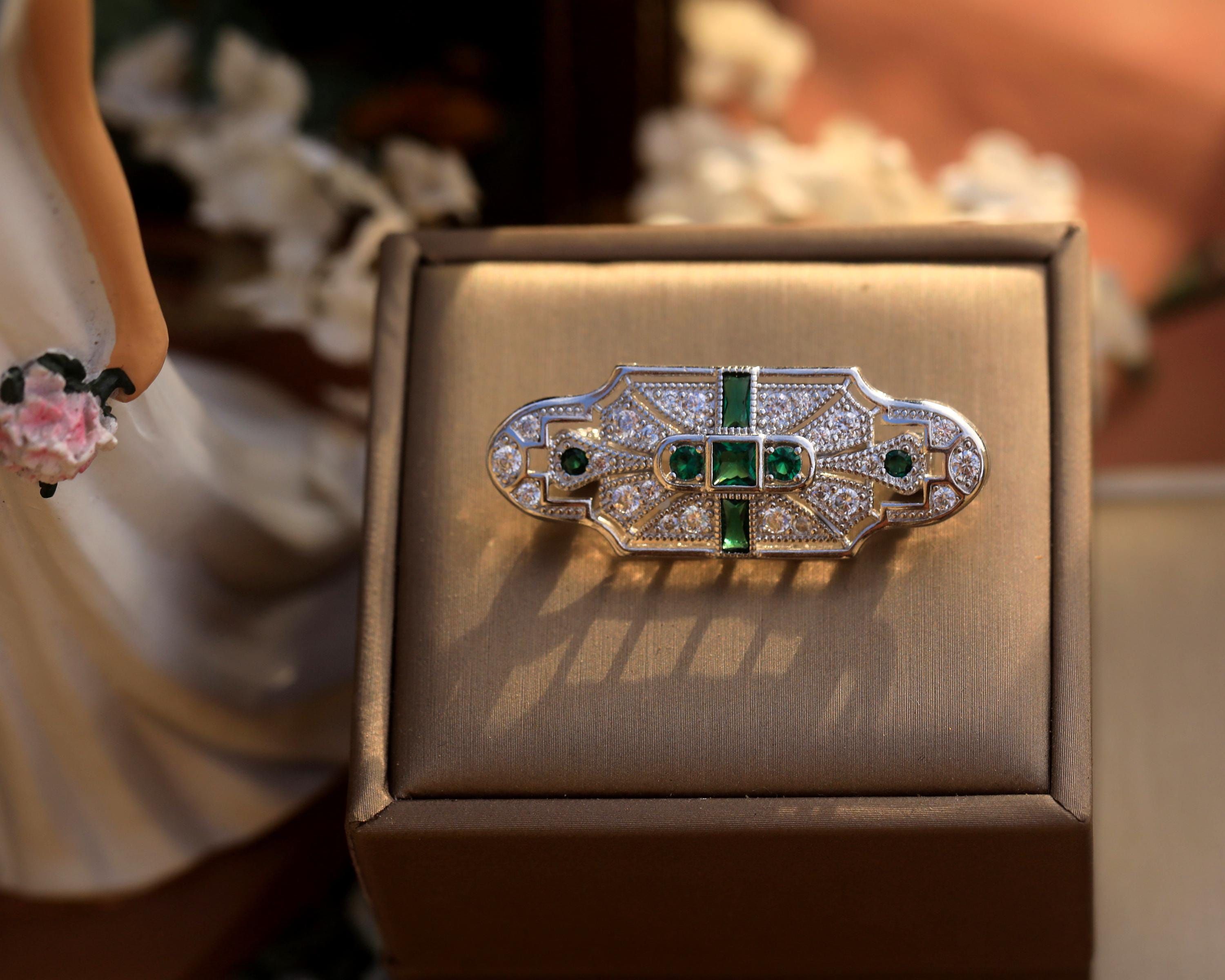 Broche Art Déco Vintage En Métal Argenté - Motif Coquille Et Dentelle Avec CZ Blancs Et Verts