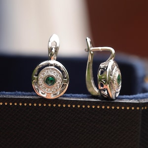 Petites boucles d'oreilles Belle Epoque Petit Dormeuses Rond Argenté Serti CZ Blanc Vert Emeraude Discret vintage Style 1920s Mariage Légère