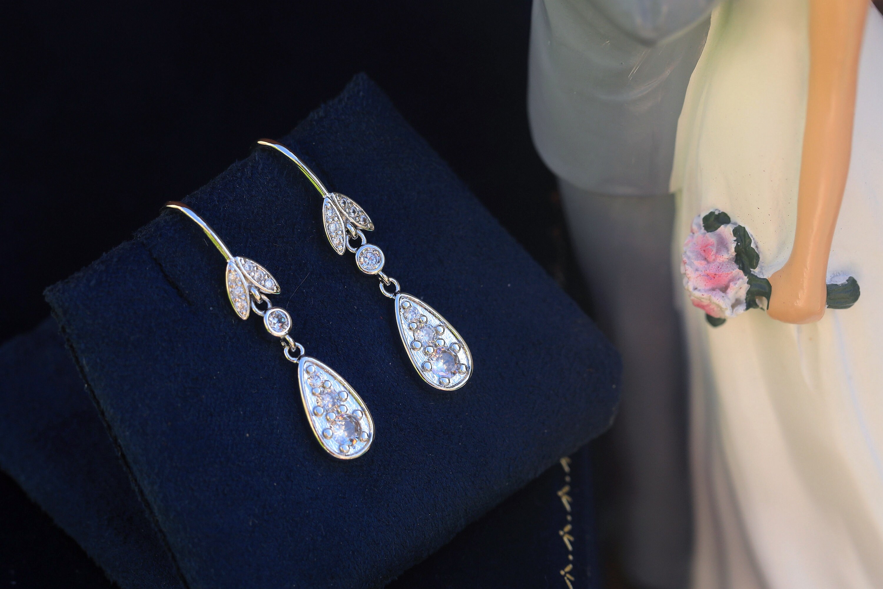 Boucles D'oreilles Pendantes Argentées Goutte Serties De CZ - Style Belle Époque