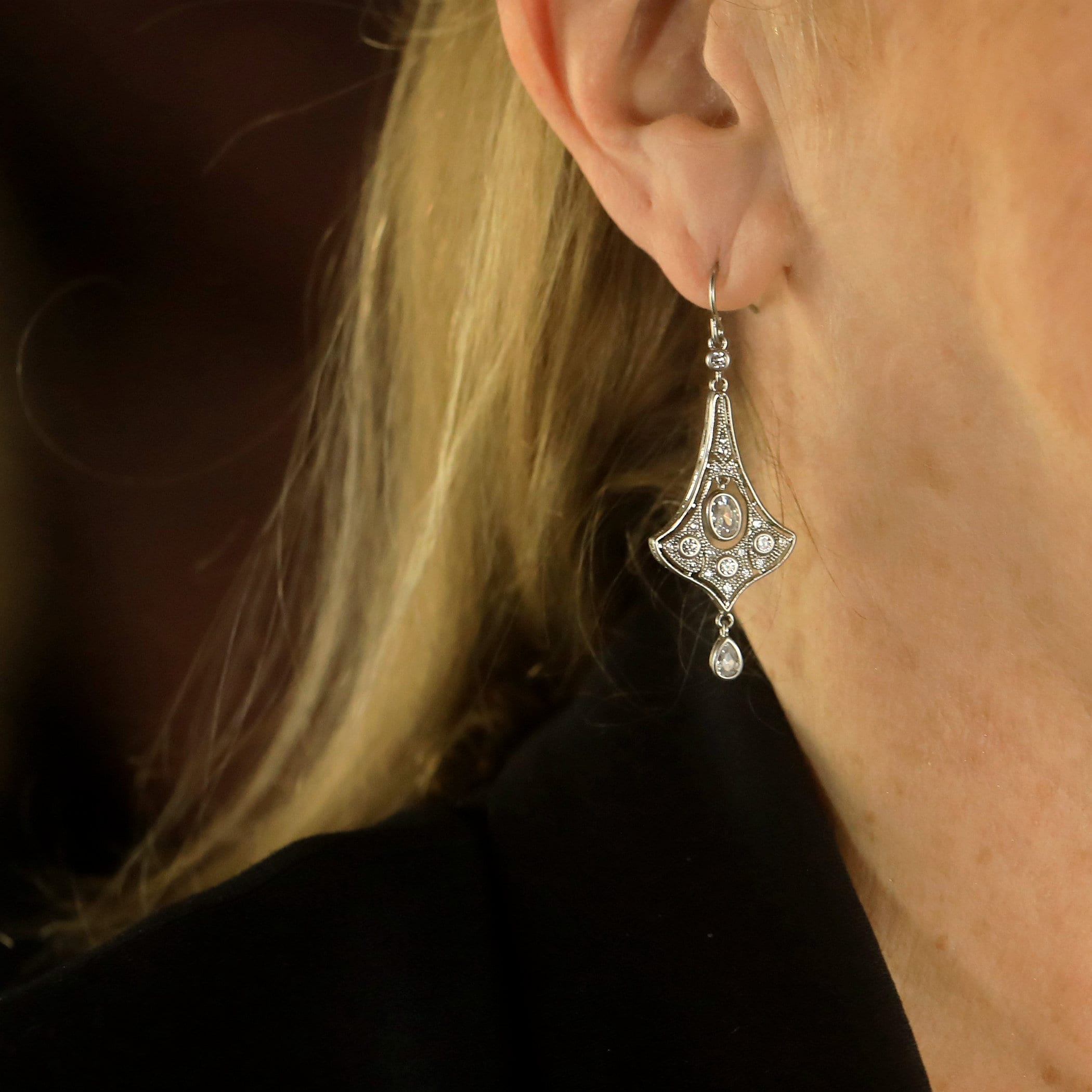 Boucles D'oreilles Pendantes Style Belle Epoque – Doré Mat, Eventail Sertis CZ Blanc, Laiton, Neuf Sans Emballage