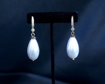 Boucles d'Oreilles Belle Epoque Dormeuses Clip on Non Percées Forme U Doré Fausse Perle Blanche Serti CZ Clair vintage Style Années 1920 Mariage