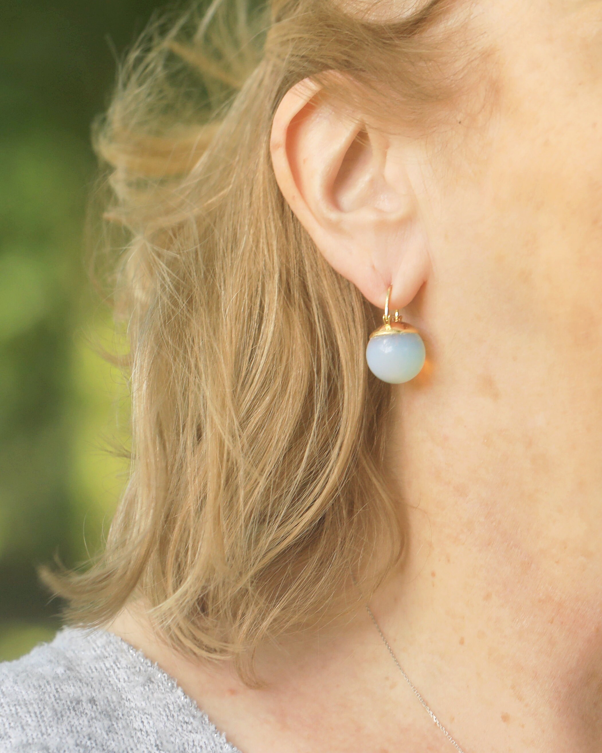 Des boucles d'oreilles dite en dormeuses, avec un sertissage original