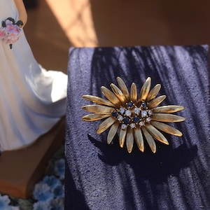 Superbe Broche Art Déco Une Fleur Tournesol クリスタル CZ ブルー マリン シンプル エレガント アネ 1920 年代 ヴィンテージ スタイル マリアージュ プラーク または 14K
