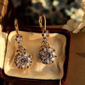 Boucles d'oreilles Belle Epoque Dormeuses Feuille Floral Serti CZ Blanc Vintage Style 1900s Mariage Légère Plaqué Or Rhodié Vieilli