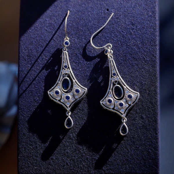 Boucles d'oreille Belle Epoque Crochet Petit Chandelier CZ Bleu Saphir Fin Eventail Stile vintage anni '20 Mariage Légères Rhodié Vieilli