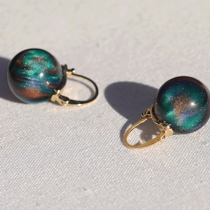 Boucles d'oreilles Dormeuse Fait Main Perle en Résine Motyw Ambre Arc-en-Ciel Vert Marron Bleu Léger 12 mm 14 mm 16 mm Plaka w stylu vintage 14K