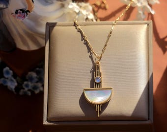 Superbe Collier Pendentif Fin Belle Epoque Art Deco Doré Mat Lune Demi Cercle Nacre Blanche Mariage Vintage Style 1920s Plaqué Or Argenté