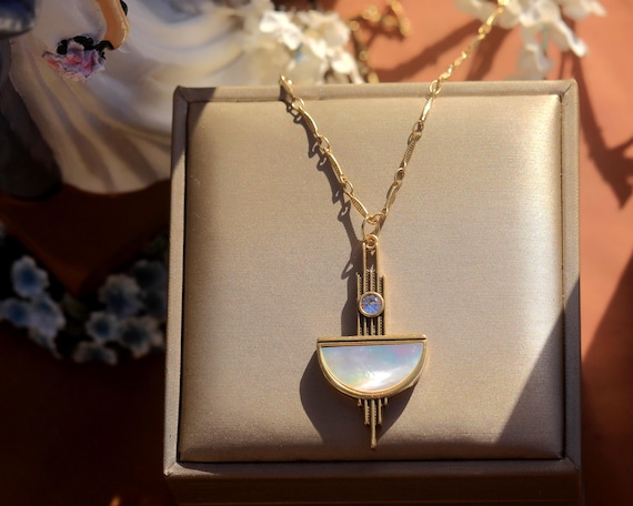 Superbe Collier Pendentif Fin Belle Epoque Art Deco Doré Mat Lune Demi Cercle Nacre Blanche Mariage Vintage Style 1920s Plaqué Or Argenté