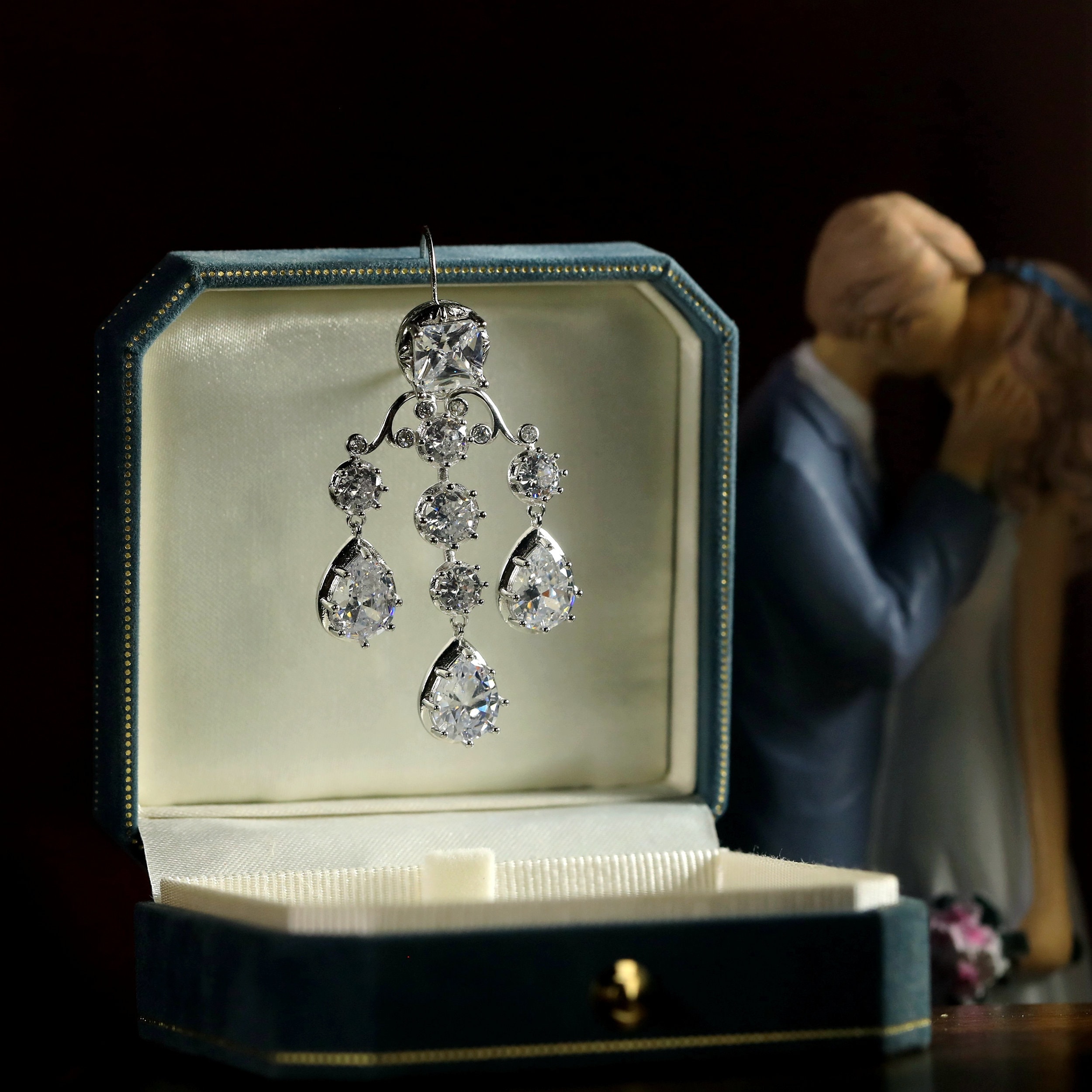 Boucles D'oreilles Pendantes Style Belle Époque - Or Mat, Cristaux CZ Blanc, événement Chandelier